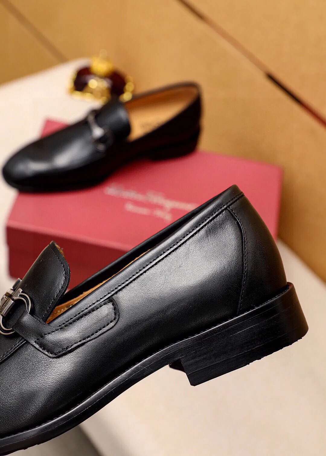 Men's shoes 💰460 💐 Product trademark: Ferragamo "Ferragamo" casual leather shoes Regular size: 38-44 (45🉑️customized) Product materials: Selected imported first-layer calfskin upper + luxury hardware buckle, imported water-dyed cow leather lining. Strong three-dimensional visual effect, original outsole color: 1⃣️color optional